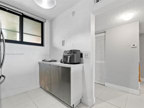 109 Lake Emerald Dr 105, Oakland Park FL 33309