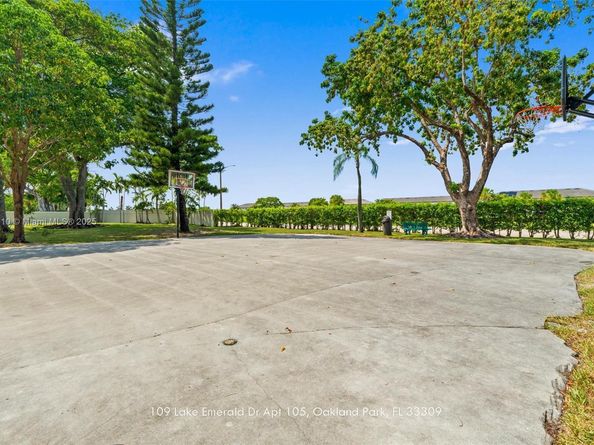 109 Lake Emerald Dr 105, Oakland Park FL 33309