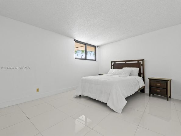 109 Lake Emerald Dr 105, Oakland Park FL 33309