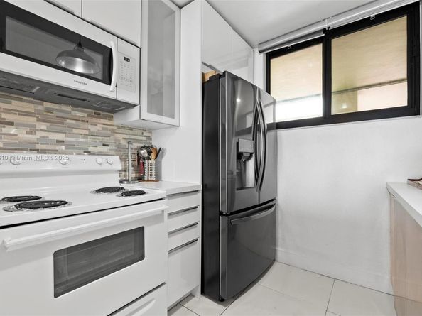 109 Lake Emerald Dr 105, Oakland Park FL 33309