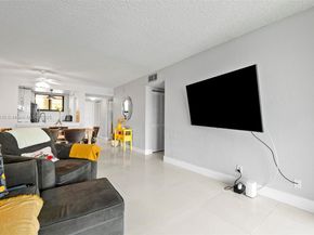 109 Lake Emerald Dr 105, Oakland Park FL 33309