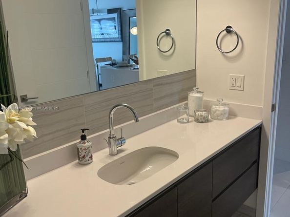 301 Altara Ave 805, Coral Gables FL 33146