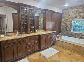 3070 Perriwinkle Cir, Davie FL 33328