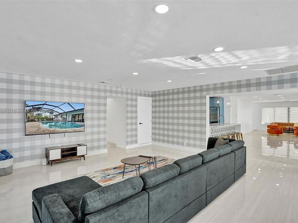 1141 N Northlake Dr, Hollywood FL 33019