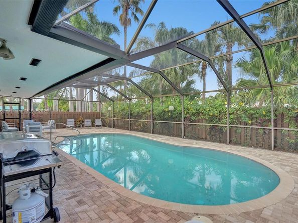 1141 N Northlake Dr, Hollywood FL 33019