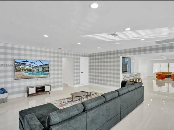 1141 N Northlake Dr, Hollywood FL 33019