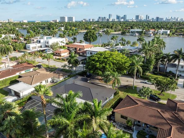 1141 N Northlake Dr, Hollywood FL 33019