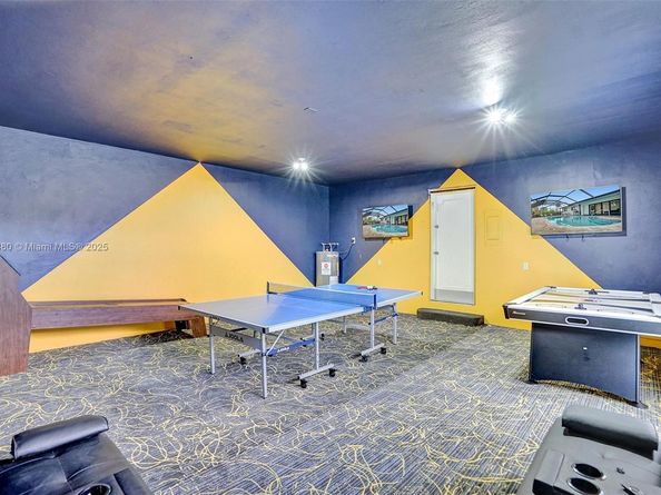 1141 N Northlake Dr, Hollywood FL 33019