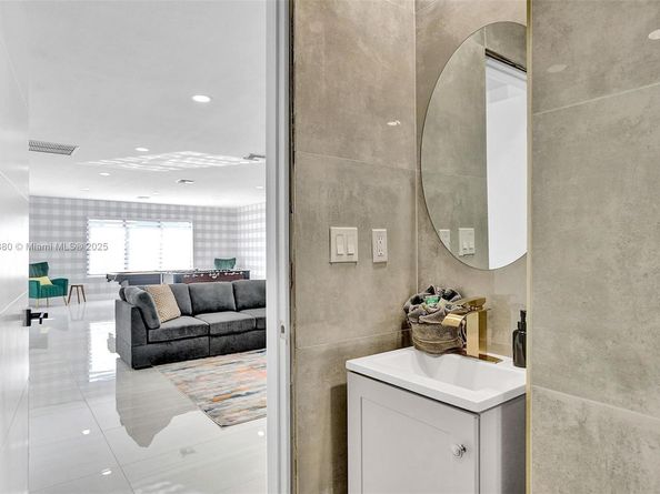 1141 N Northlake Dr, Hollywood FL 33019