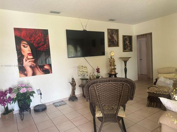 265 W 55th St, Hialeah FL 33012
