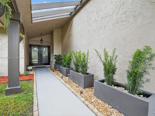 530 NW 78th Ter, Plantation FL 33324