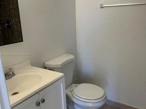 4721 NW 7th St 30512, Miami FL 33126