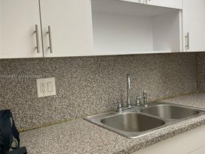 4721 NW 7th St 30512, Miami FL 33126