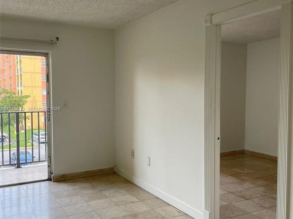 4721 NW 7th St 30512, Miami FL 33126