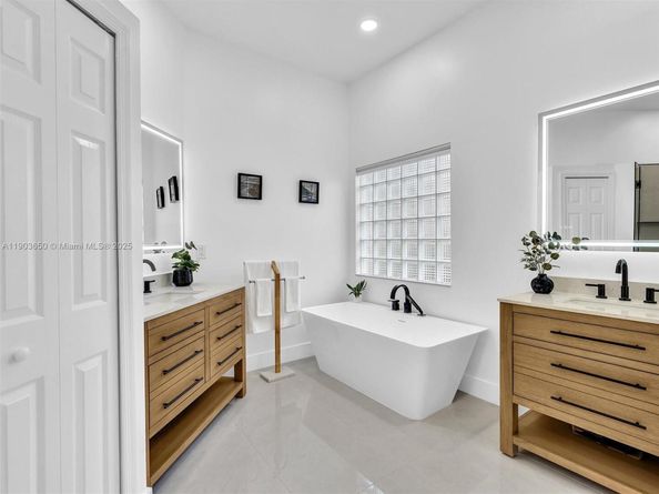 5039 NW 124th Way, Coral Springs FL 33076