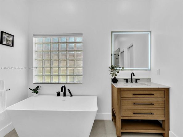 5039 NW 124th Way, Coral Springs FL 33076