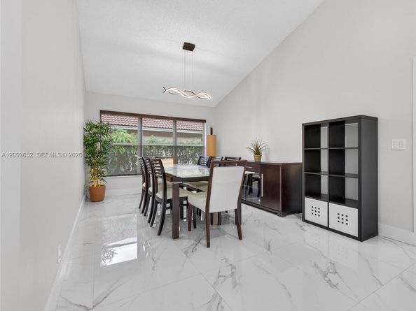 1025 Creekford Dr, Weston FL 33326