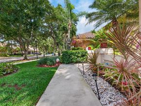 1025 Creekford Dr, Weston FL 33326