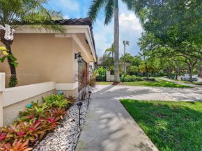 1025 Creekford Dr, Weston FL 33326