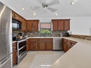 1025 Creekford Dr, Weston FL 33326
