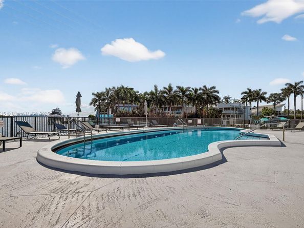 11930 N Bayshore Dr 1103, North Miami FL 33181