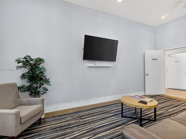 11930 N Bayshore Dr 1103, North Miami FL 33181