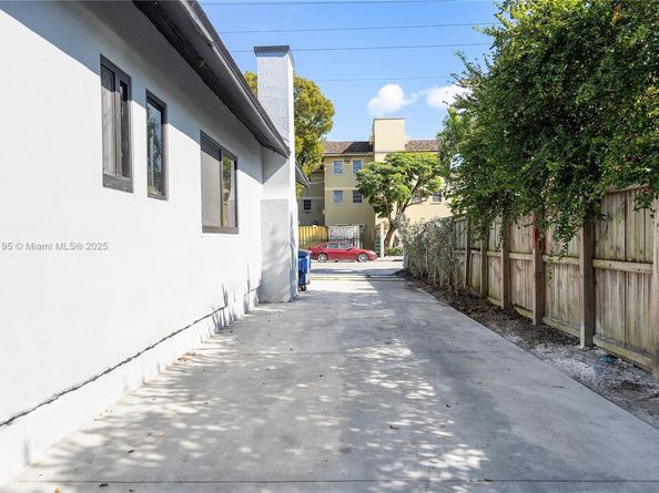 418 NW 9th Ave, Miami FL 33128