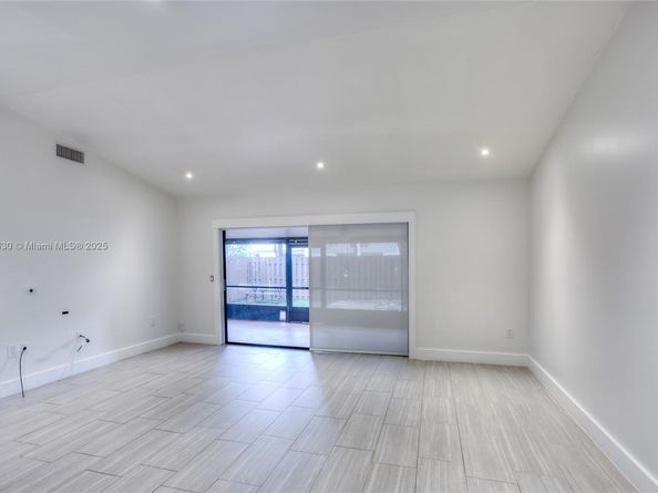 9820 NW 15th Ct, Pembroke Pines FL 33024