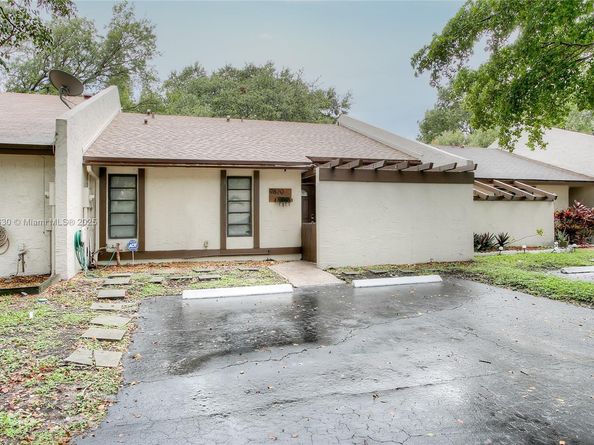 9820 NW 15th Ct, Pembroke Pines FL 33024