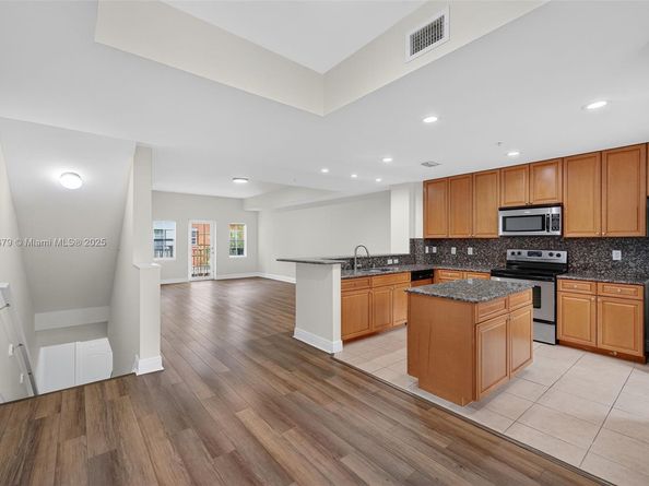 617 SW 1st Ave, Pompano Beach FL 33060