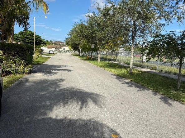 141 NE 209th St, Miami Gardens FL 33179