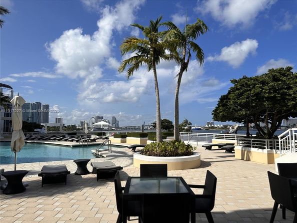 808 Brickell Key Dr 1802, Miami FL 33131