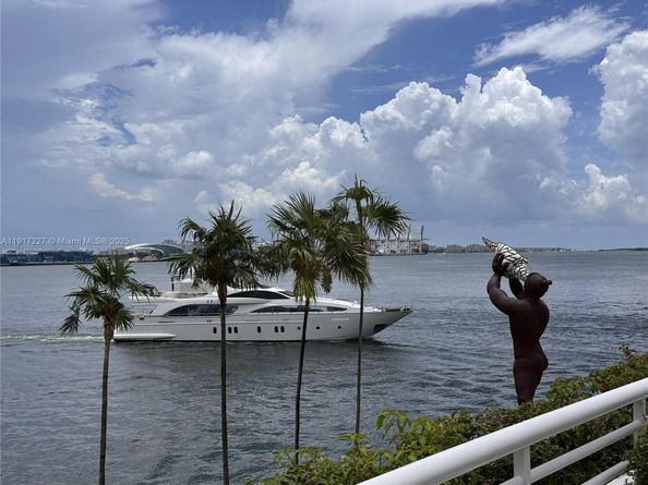 808 Brickell Key Dr 1802, Miami FL 33131