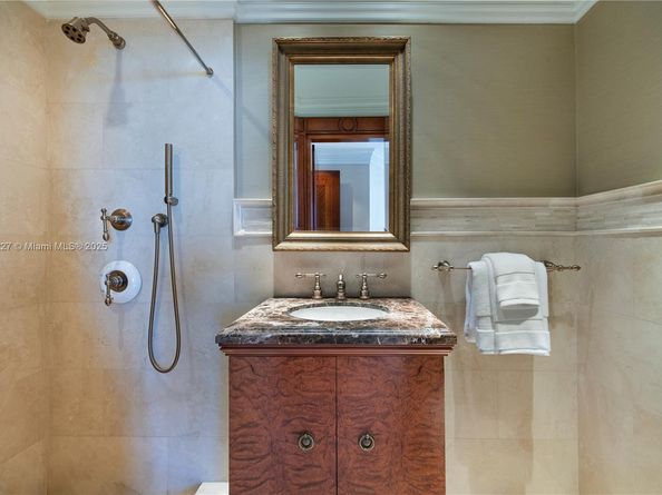 808 Brickell Key Dr 1802, Miami FL 33131