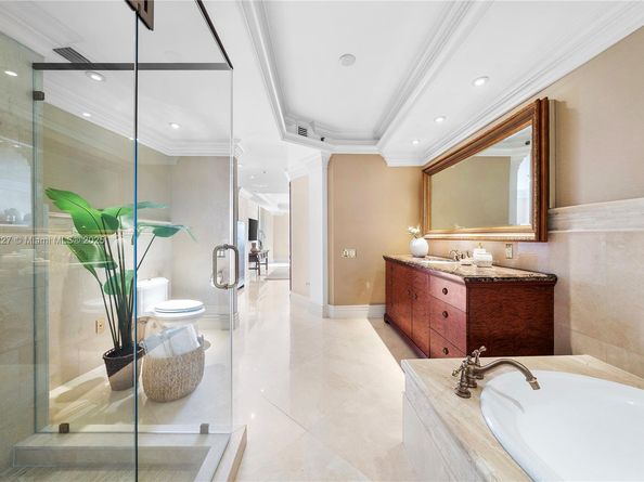 808 Brickell Key Dr 1802, Miami FL 33131