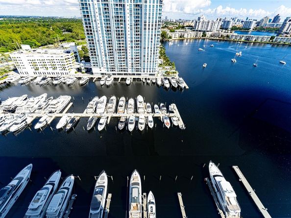 17111 Biscayne Blvd 2109, North Miami Beach FL 33160