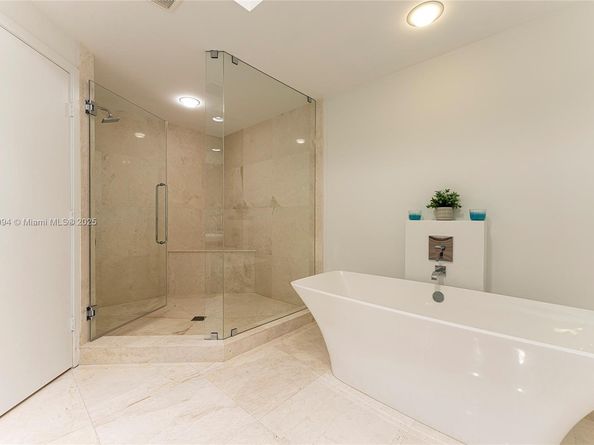 17111 Biscayne Blvd 2109, North Miami Beach FL 33160