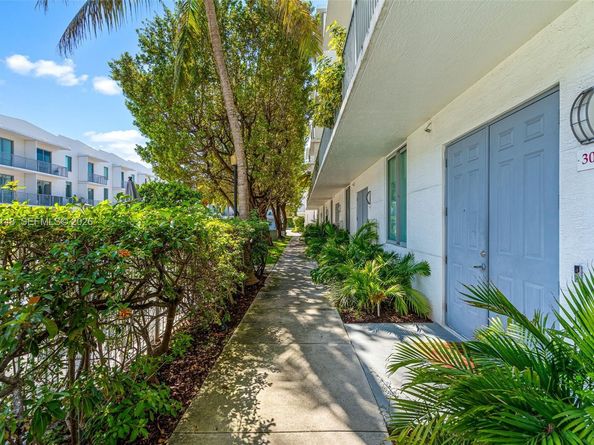 2134 Van Buren St 306, Hollywood FL 33020