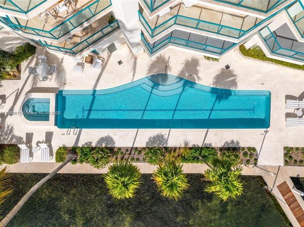 1660 W Glencoe St 401, Miami FL 33133