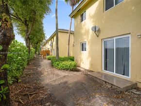 980 NE 33rd Ter 104, Homestead FL 33033