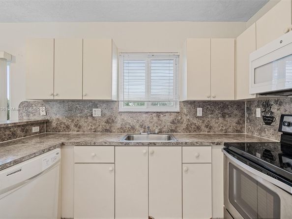980 NE 33rd Ter 104, Homestead FL 33033