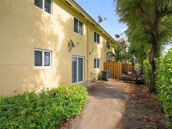 980 NE 33rd Ter 104, Homestead FL 33033