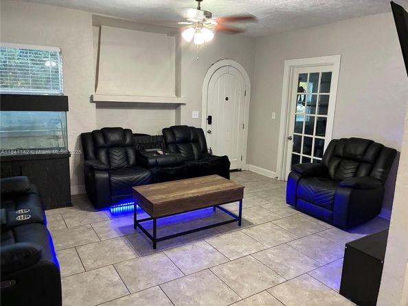 500 Evergreen Dr, Lake Park FL 33403