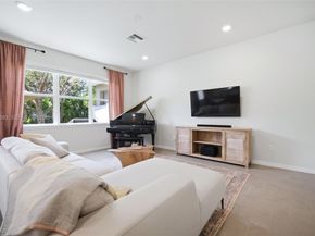 1628 Myrtle Oak Ter, Hollywood FL 33021