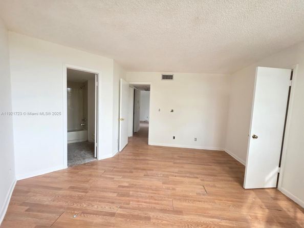 210 Lake Pointe Dr 304, Oakland Park FL 33309