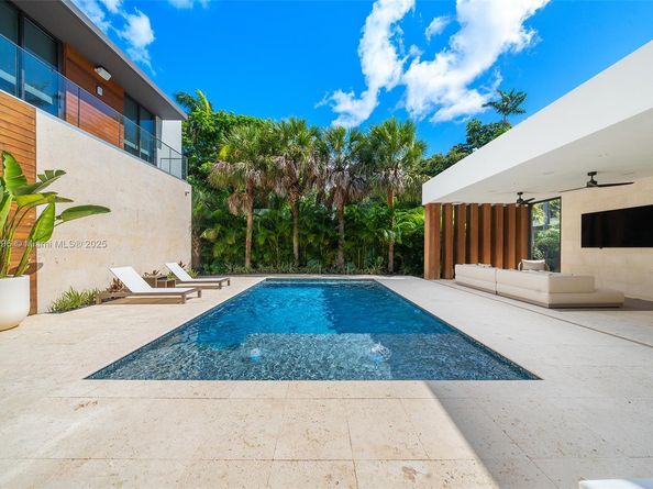 4041 S Le Jeune Rd, Miami FL 33146