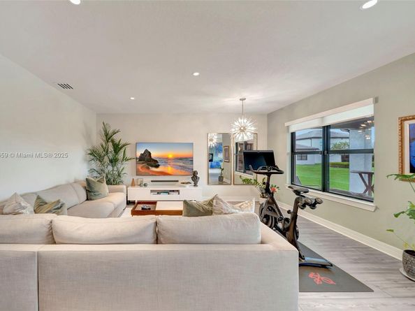 2941 Shortleaf Ave, Lauderdale Lakes FL 33311