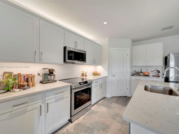 2941 Shortleaf Ave, Lauderdale Lakes FL 33311