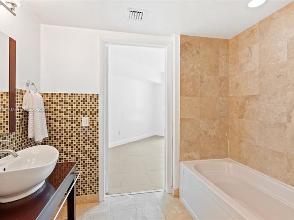 350 S Miami Ave 1805, Miami FL 33130