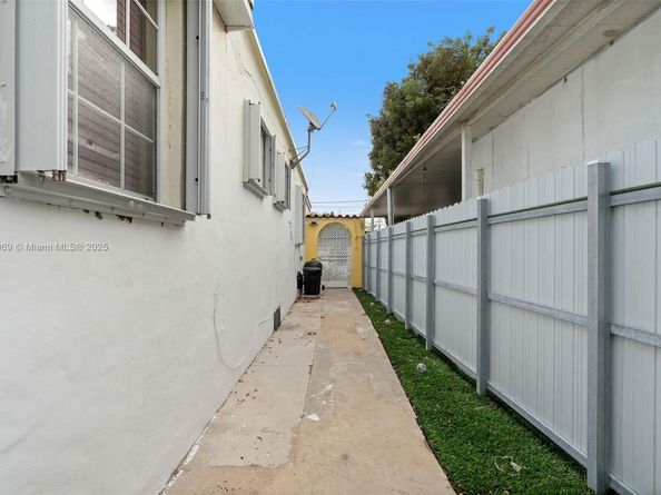 720 NW 19th Ct, Miami FL 33125